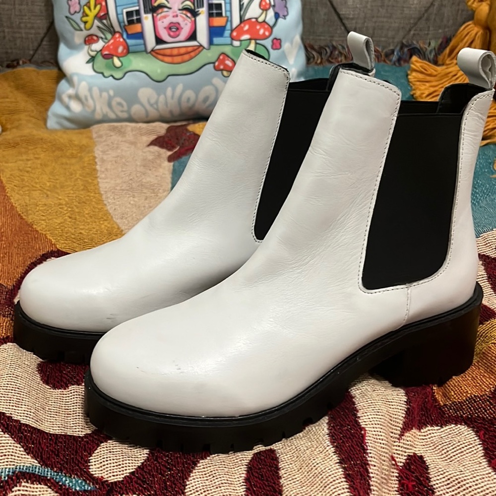 Urban Outfitters White Boots with Heel